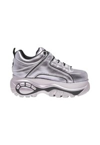 Zilveren metallic sneakers met een chunky zool, voorzien van zwarte veters en accenten, een geprofileerde bovenkant en een trekstrip op de hiel.