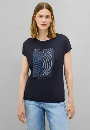 T-shirt à manches courtes bleu marine avec un design graphique abstrait multicolore sur le devant. Fabriqué en tissu doux avec une coupe décontractée.