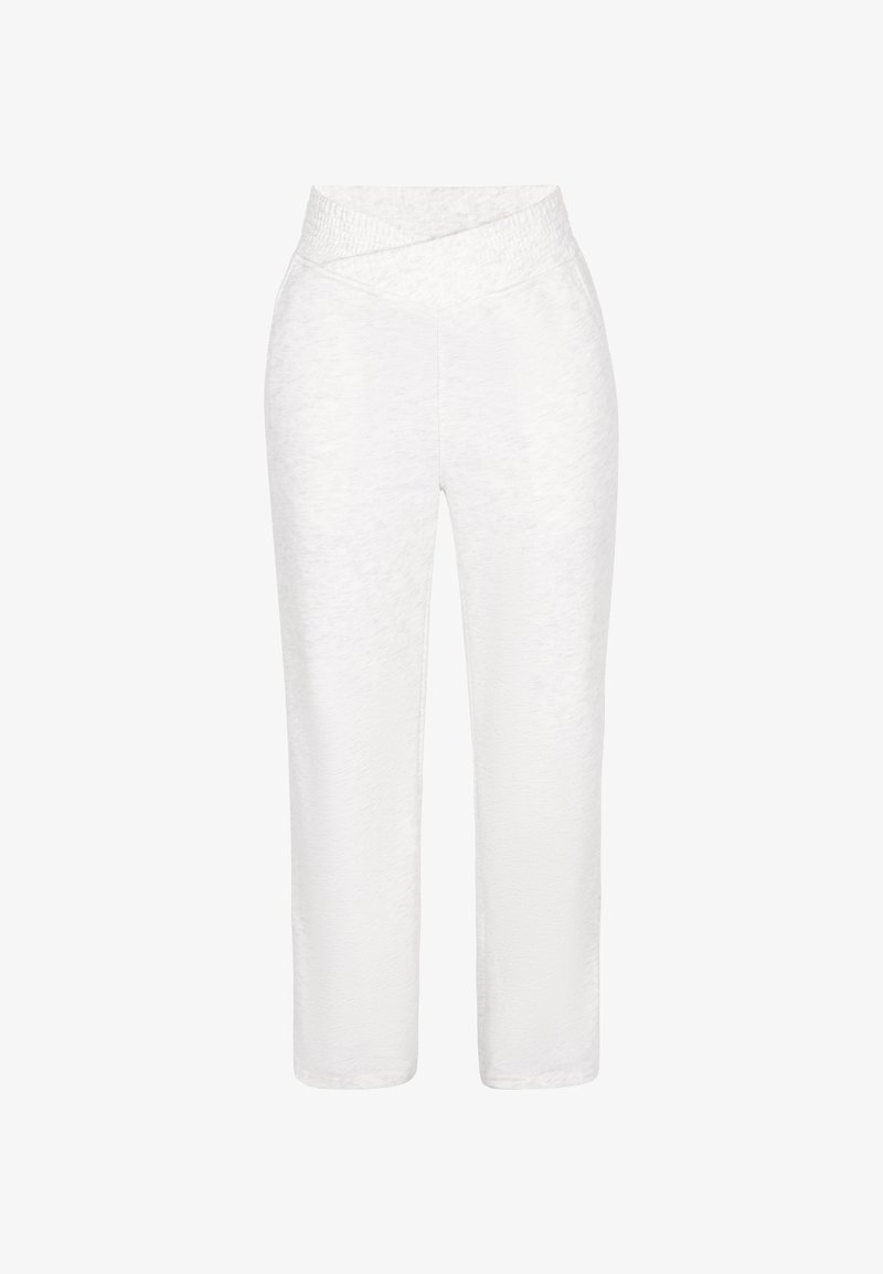 Fehér, cropped nadrág texturált felülettel. Széles, átfedő derékpánttal és egyenes szárú fazonnal rendelkezik. Nincsenek látható minták vagy díszítések.