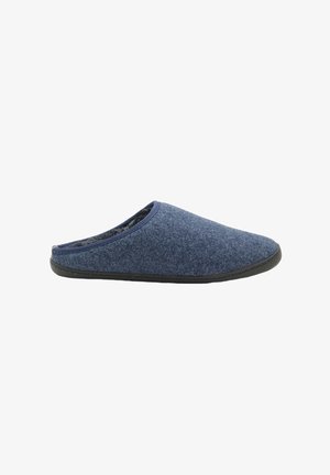 Heren blauwe instapslippers met een zachte stoffen bovenkant, zwarte zool en een pluche binnenvoering, ontworpen voor comfort binnenshuis.