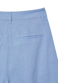 Pantaloni in lino azzurro chiaro con una texture liscia, due tasche posteriori e una vita a media altezza con un design pulito e semplice.