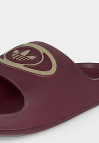 Σαγιονάρα Adidas σε μπορντό με φαρδιά λουρίδα και μπεζ λογότυπο Adidas Trefoil στην υφή της σόλας.
