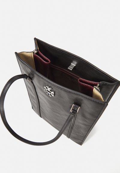 Borsa tote in pelle nera con design strutturato. L'interno presenta due tasche bordeaux e un accento in hardware argentato. Texture liscia.