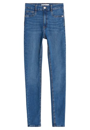 Niebieskie dżinsy slim-fit z przodu na guzik, z zamkiem błyskawicznym i designem z pięcioma kieszeniami, ułożone płasko na białym tle.