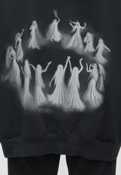 Fekete pulóver, amelyen szellemszerű fehér grafika látható, miszerint éteri alakok táncolnak kör alakú formációban, részletesen kidolgozott, lebegő ruházatban.