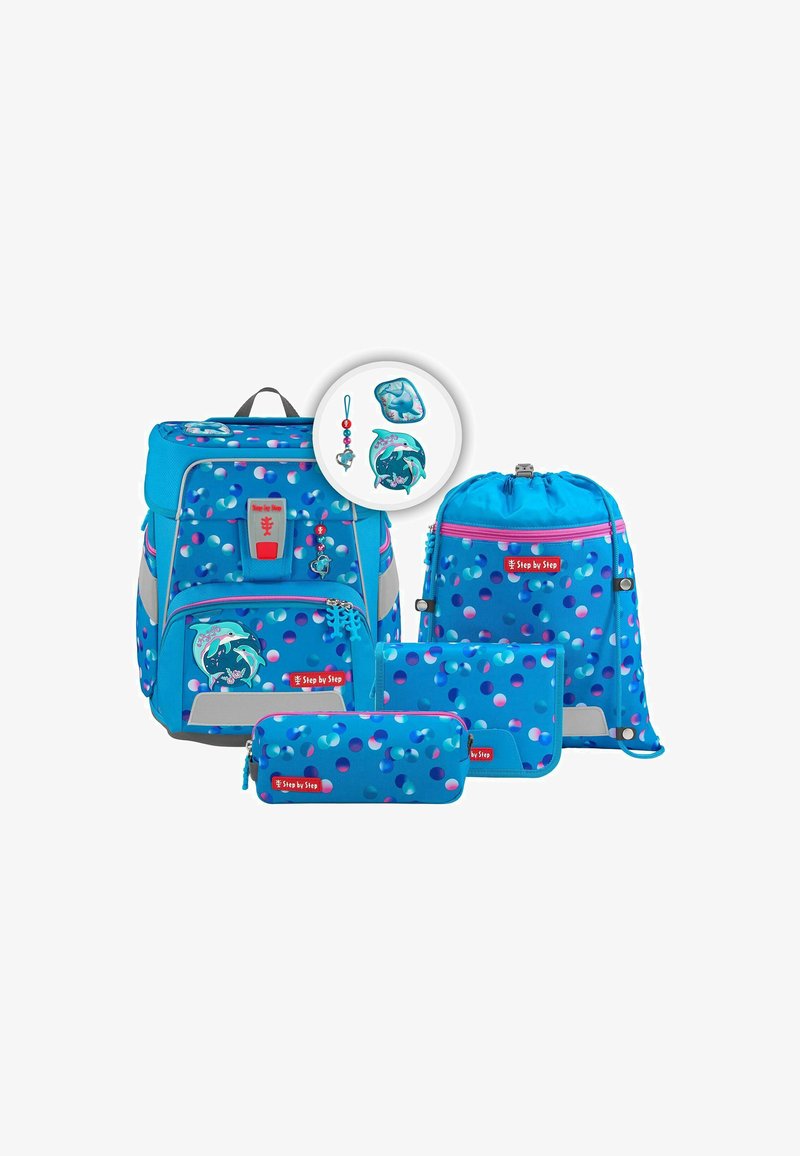 Mochila y accesorios en tela azul con lunares multicolores, que cuentan con una variedad de opciones de almacenamiento y detalles coordinados.