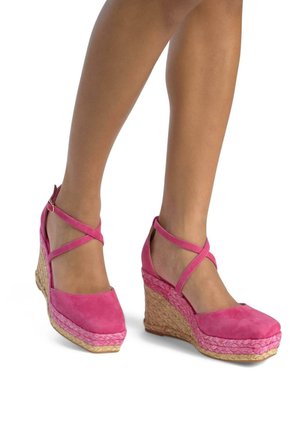 Sandali con zeppa in camoscio rosa, dotati di cinturini alla caviglia incrociati e dettagli in juta intrecciata, con punta arrotondata e tacco a zeppa testurizzato.