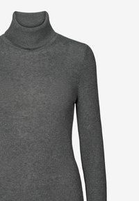 Pulover gri cu guler înalt, fabricat dintr-un material tricotat ribbed, cu mâneci lungi și un design ajustat.