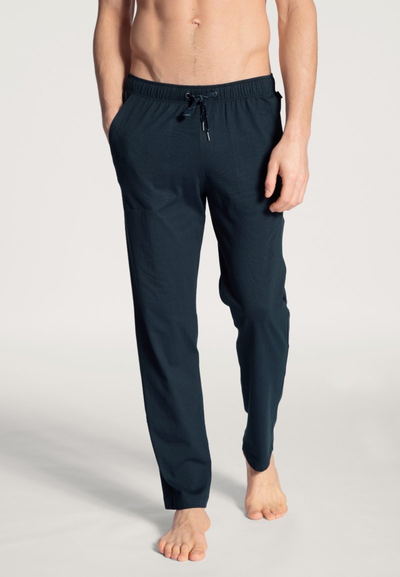 Donkerblauwe pull-on broek van lichtgewicht stof, met een elastische tailleband en een trekkoord, en een comfortabele pasvorm langs de benen.