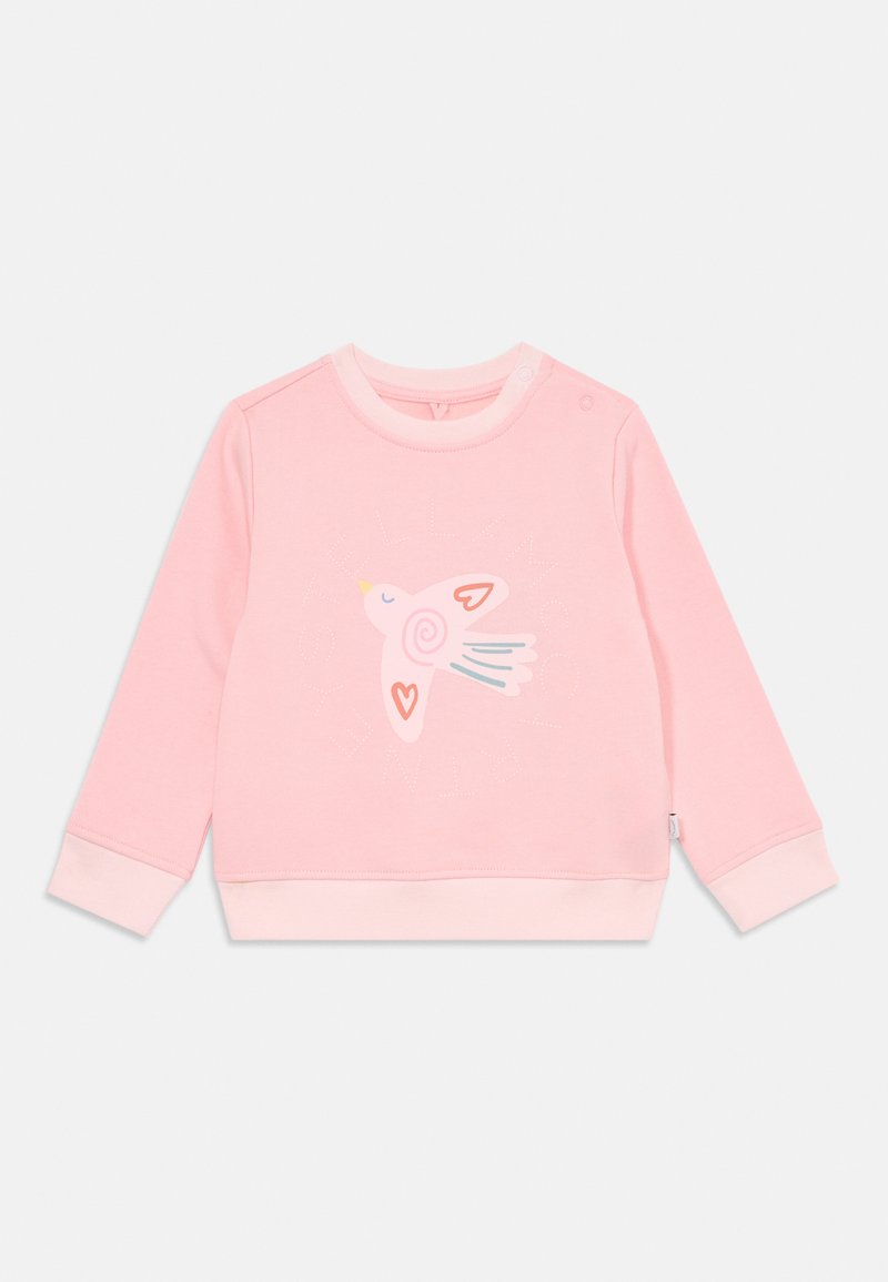 Sudadera rosa de manga larga para niños pequeños con cuello redondo, botones a presión en el hombro y un gráfico de un pájaro volador con corazones en la parte delantera.