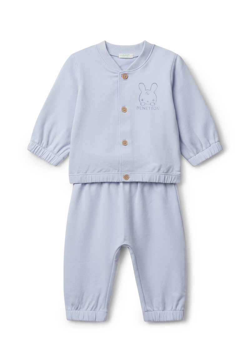Jasnoniebieski strój dla niemowlęcia z długim rękawem, z guzikami z przodu, z grafiką królika oraz dopasowanymi spodniami na gumce z elastycznymi mankietami.