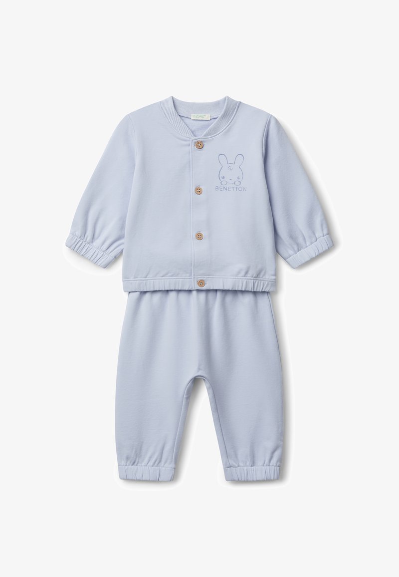 Jasnoniebieski strój dla niemowlęcia z długim rękawem, z guzikami z przodu, z grafiką królika oraz dopasowanymi spodniami na gumce z elastycznymi mankietami.