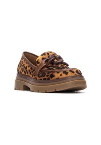 Mocasines de estampado de leopardo con una banda de cuero marrón y detalle de lazo, que presentan una suela beige resistente y tela texturizada para mayor agarre.