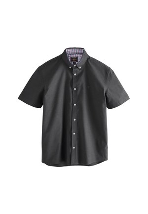 Košulja kratkih rukava boje ugljena, izrađena od glatke tkanine. Ima karirani unutarnji ovratnik i mali logo na prednjem dijelu.