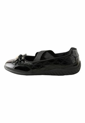Schwarzer Lackleder-Flachschuh mit elastischen Kreuzriemen, dekorativer Schleife und profilierter Sohle für besseren Halt.
