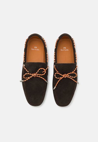 Mocassins en suede marron foncé avec des lacets tressés orange contrastants, des accents métalliques en finition argentée et une semelle intérieure en cuir lisse.