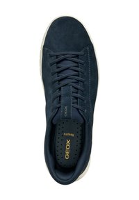 Zapatilla de ante azul marino con punta redondeada, parte superior con cordones, cuello acolchado y suela de goma beige. Cuenta con plantilla perforada con la marca "GEOX Respira".