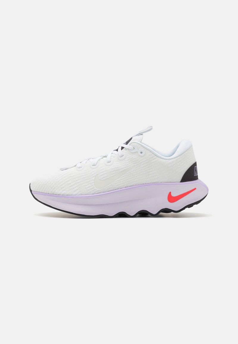 Nike Performance - MOTIVA - Chodecké tenisky - white/lilac bloom/barely grape/bright crimson/black, Zvětšit