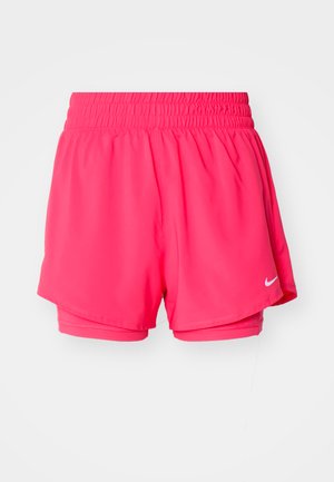 Pantaloni sportivi rosa con cintura elastica, fodera interna e un accento con logo bianco. Materiale leggero, progettato per il comfort e la mobilità.