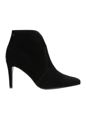 Černé semišové kotníkové boty s špičatou špičkou, štíhlým jehlovým podpatkem a minimálním prošíváním. Hladká textura a elegantní design.