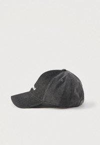 Divu toņu melna un tumši pelēka džinsa beisbola cepure ar izliektu malām un regulējamu metāla sprādzi aizmugurē.