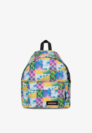 Zaino Eastpak colorato con una combinazione di motivi vivaci che includono palme e onde, con una tasca frontale e dettagli in metallo neri.