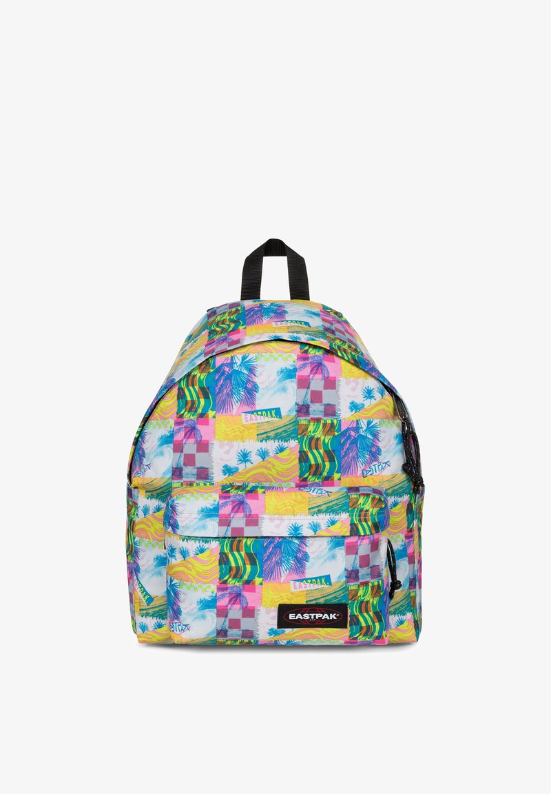 Sac à dos Eastpak coloré présentant un mélange de motifs vibrants incluant des palmiers et des vagues, avec une poche frontale et des accents de métal noir.