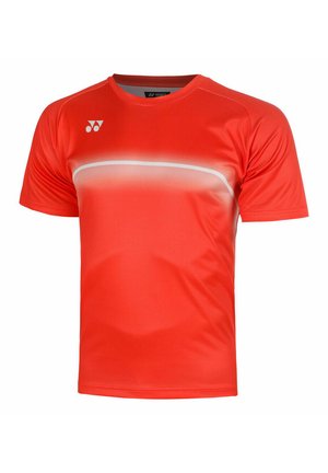 Maglietta sportiva Yonex rossa brillante con maniche corte, girocollo e una sottile striscia orizzontale sfumata bianca sul petto.