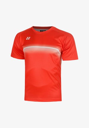 Felrood Yonex sport-T-shirt met korte mouwen, ronde hals en een subtiele horizontale witte gradientstreep over de borst.