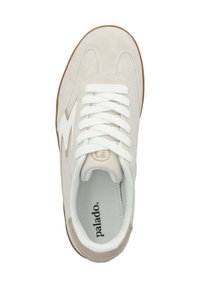 Weiße Wildledersneaker mit hellbeigen Akzenten, Gummisohle, weißen Schnürsenkeln und Logo im Inneren; minimalistisches Design und klassische Form.