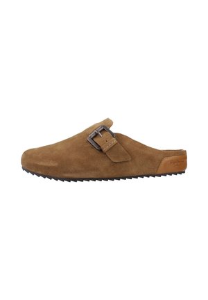Zapato marrón de ante sin cordones con superficie texturizada, correa ajustable con hebilla y suela de goma con un diseño de dibujo.
