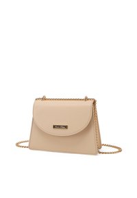 Borsa a mano in finta pelle beige con un design piatto, patta arrotondata, tracolla dorata a catena e base rettangolare. Presenta hardware con logo sulla parte anteriore.