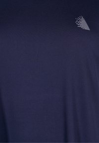 Granatowa koszulka z krótkim rękawem, wykonana z miękkiego, gładkiego materiału. Posiada mały, biały wzór geometryczny w górnym lewym rogu.