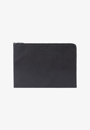 Schwarzes Lederetui mit Reißverschluss, minimalistischem Design, glatter Textur und kleinem, geprägt platziertem Markenlogo in der Nähe des oberen Randes.