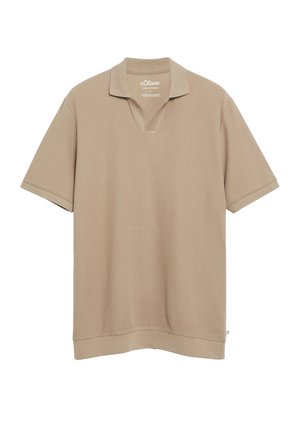 Polo beige à manches courtes avec col ouvert et sans boutons, présenté sur un fond blanc.