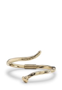 Pulsera abierta de oro con un diseño retorcido y detalle de espiral acanalada en el centro sobre un fondo blanco.