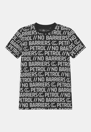 Czarny T-shirt z krótkim rękawem z powtarzającym się białym napisem „NO BARRIERS” i „PETROL” w różnych orientacjach na przodzie i rękawach.