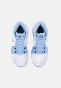 Helle blaue und weiße Sneakers mit einem gesteppten Design, runder Spitze, strukturiertem Mesh-Obermaterial und kontrastierenden dunkelblauen Akzenten an der Zunge.