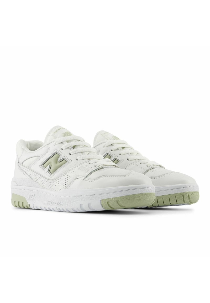 Weiße Leder-Sneaker mit grünen Akzenten, perforierten Details und einem Low-Top-Design. Sie verfügen über eine strukturierte Gummisohle und Schnürsenkel.