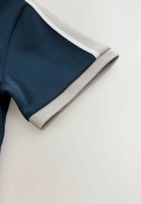 Next REGULAR FIT - ZIP BASEBALL NECK  - Camiseta estampada - navy blue