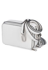 Vit texturerad läderaxelväska med rektangulär form, dragkedjestängning, avtagbar rem och silverfärgade detaljer. Randigt tygdetalj synlig.