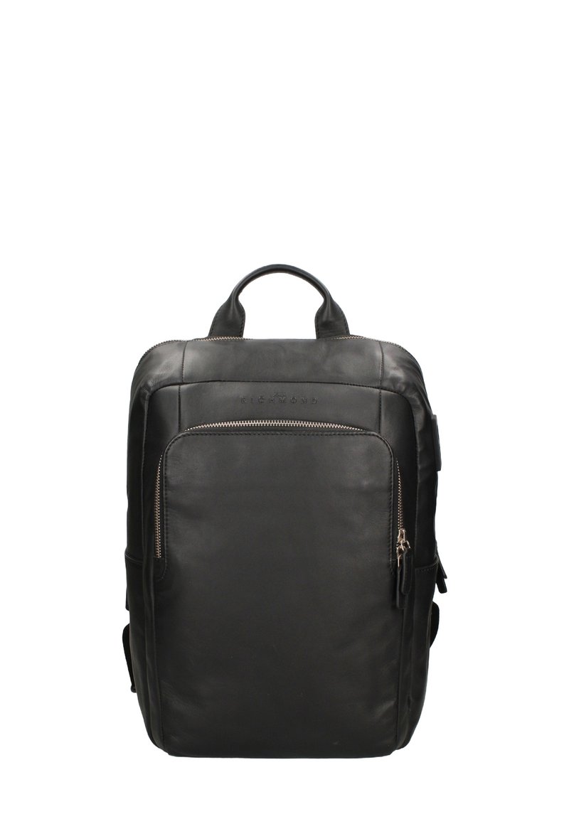 Zaino nero in pelle con una texture liscia, tasca frontale con zip, tasche laterali e maniglia superiore. Design minimalista con un branding discreto.