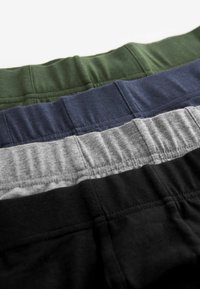 Keturi poros juosmenų juostų, žalios, jūros, pilkos ir juodos spalvų; pagaminta iš minkštos, tekstūruotos medžiagos su matomu elastingumu, kad būtų patogu.