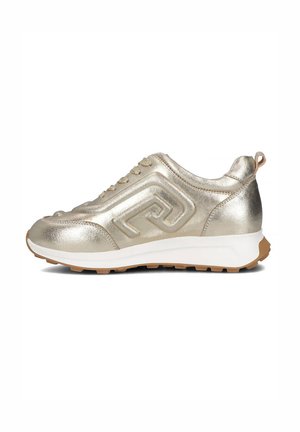 Metaliczne złote sneakersy z teksturowaną cholewką, zamknięciem na sznurówki i wyraźnym wzorem po bokach. Biała podeszwa środkowa i podeszwa gumowa w kolorze gumy.