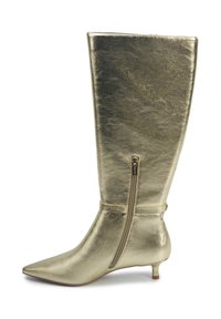Zlaté metalické kozačky až ke kolenům s špičatou špičkou a kitten podpatkem. Má postranní zip a hladký, lesklý povrch.