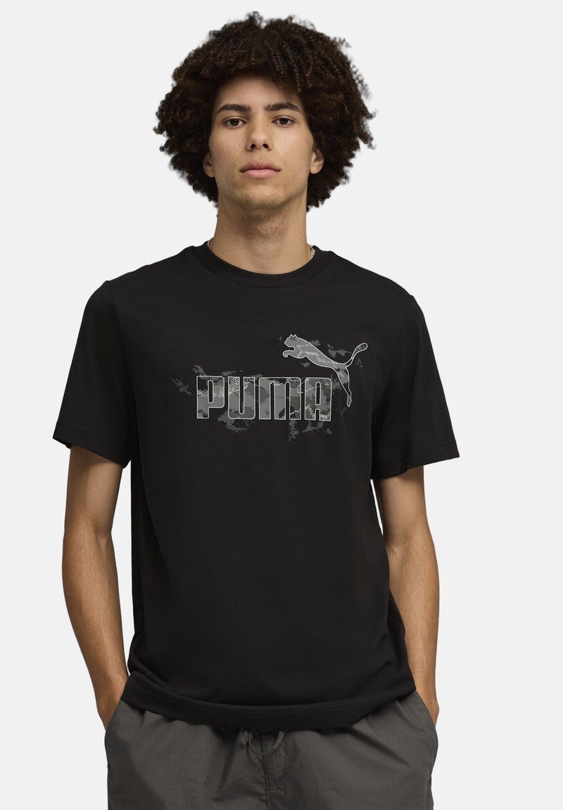 T-shirt en coton noir avec un logo "PUMA" gris texturé et un graphisme d'un puma sautant sur le devant. Manches courtes et col rond.