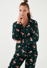 Conjunto de pijama verde con relieve que incluye una parte superior abotonada y pantalones a juego, decorado con un patrón de osos sonrientes y corazones. Tela suave.