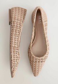 Beige vævede flade sko med spidse snuder og lukkede hæle, bløde indlægssåler mærket "NEXT Forever Comfort", vist fra side- og topvinkler.