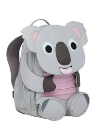 Grau gefärbter Rucksack, der als Koala entworfen wurde, mit großen Augen, einer schwarzen Nase und pinken Akzenten. Enthält Seitentaschen und strukturierte Riemen.
