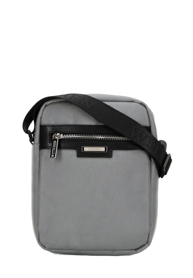 Borsa a tracolla grigia in tessuto con tasca frontale con zip, dettagli in pelle nera, tracolla regolabile e forma rettangolare. Modello: WITTCHEN.